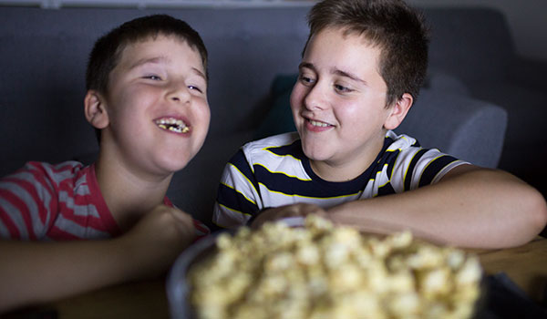 Two kids eating popcorn